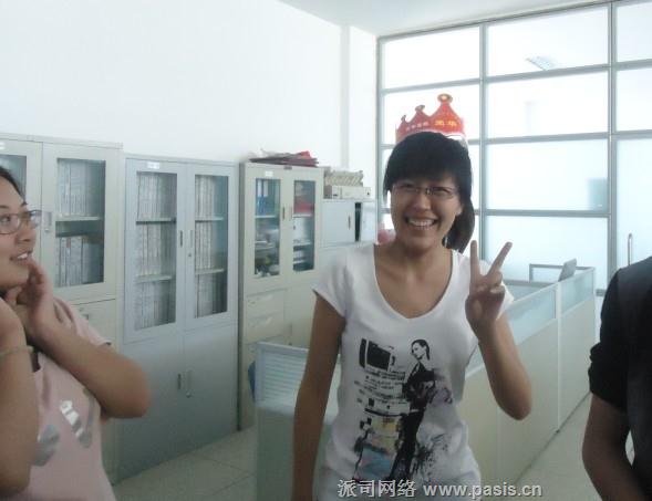 技術部工作人員(yuán)王琴生日會，充滿着感動和快樂。